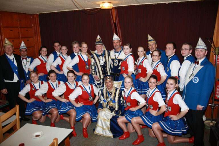 Tanzcorps mit Dreigestirn